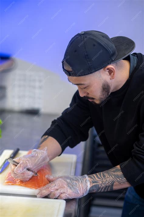 sushi chef cortando pescado con precisión