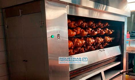Asador de pollos industrial en funcionamiento
