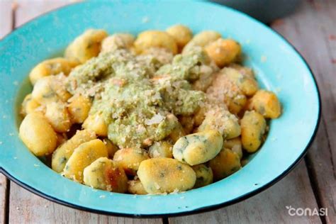 Foto de ñoquis veganos y sin gluten servidos con salsa pesto