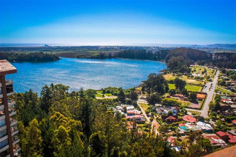 Infografía mostrando la distribución de establecimientos por comuna en San Pedro de la Paz