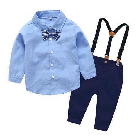 fotografía de un niño luciendo un conjunto de camisa azul, pantalón y humita con tirantes