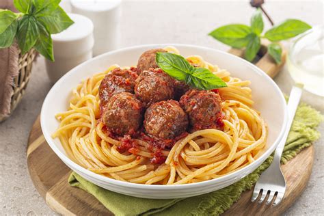Fotografía de un plato de espagueti con albóndigas