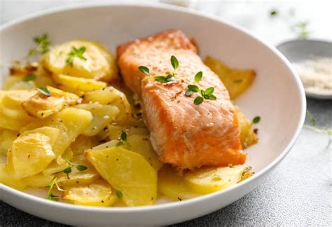 Imagen de ingredientes frescos: salmón, patatas, pimiento, cebolla, tomate