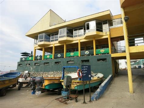Fotografía panorámica de la Caleta El Membrillo con restaurantes y botes pesqueros