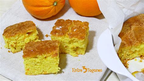 Mesa con los ingredientes para un bizcocho de naranja dulce y un bol con la masa