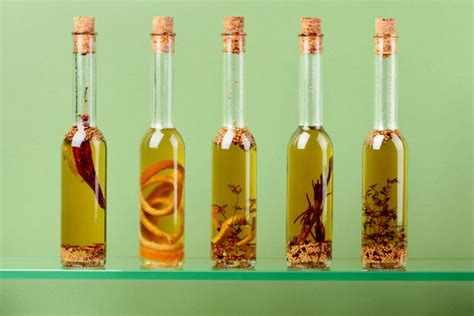 Botellas de aceite de oliva infusionado con diferentes hierbas y especias, etiquetadas