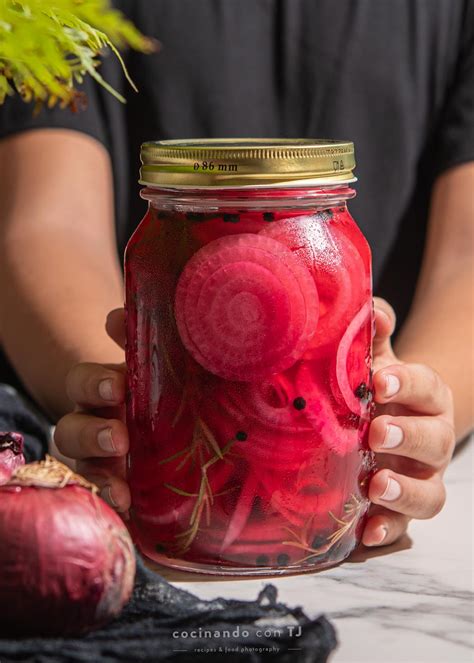 Cebollas moradas frescas y encurtidas en un tarro de cristal