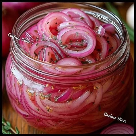 Ingredientes para cebollas encurtidas: cebollas, vinagre, sal, azúcar, especias