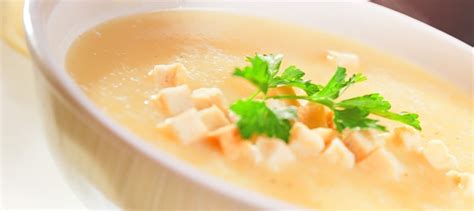Foto de diferentes ingredientes para espesar o dar cremosidad a una sopa (papa, maicena, queso, crema)