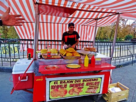 Fotografía de un típico carrito de sopaipillas en la calle