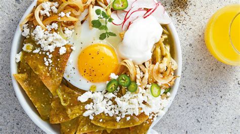 Plato de chilaquiles verdes con huevo y pollo deshebrado
