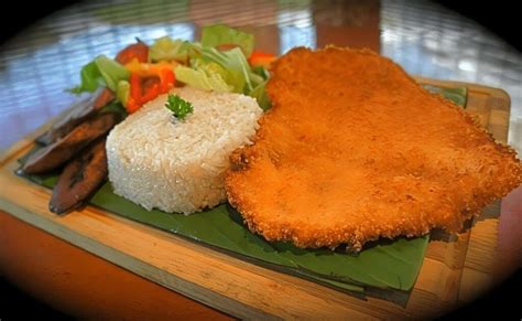 Lomo de cerdo apanado tradicional frito dorado