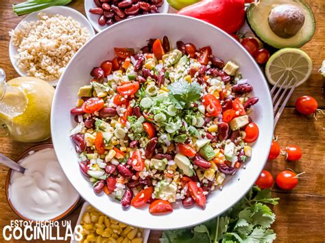 Bol de ensalada vegana fresca con alubias y cuscús