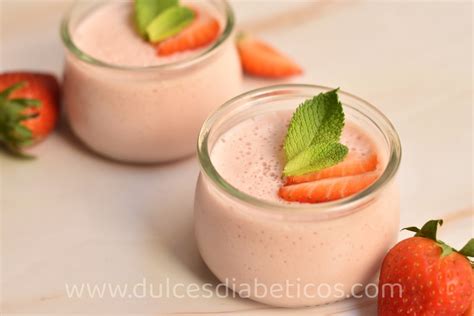 Mousse de fresas y queso fresco en vasitos, decorado con frutos rojos y menta