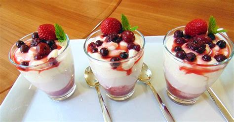 Vasitos de yogur griego con capas de frutos rojos, vista superior