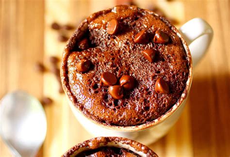 Mug cake de avena y chocolate en una taza, decorado