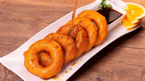 picarones dorados y recién fritos con miel de chancaca
