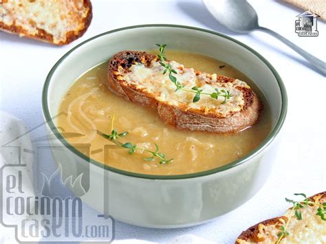 Foto de una sopa de cebolla gratinada