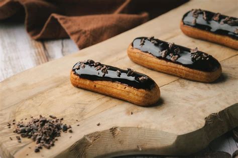 Surtido de postres de chocolate franceses, incluyendo tarte au chocolat y truffes