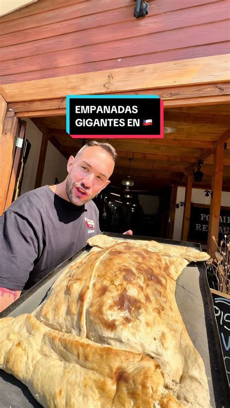Foto de la empanada gigante de 7 kg siendo preparada o ya lista