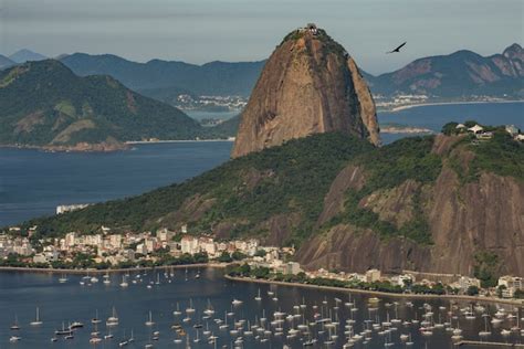 Vista panorámica del Pan de Azúcar y la bahía de Guanabara al atardecer