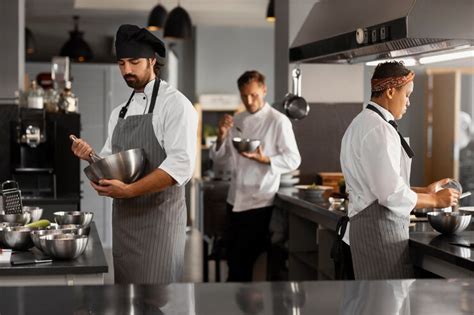 Chef trabajando en una cocina profesional con utensilios