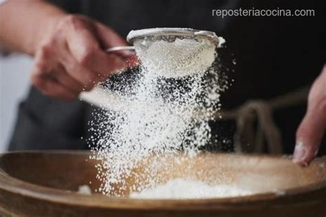 Esquema visual que muestra los pasos clave: tamizado de harina, batido de huevos y técnica de movimientos envolventes.