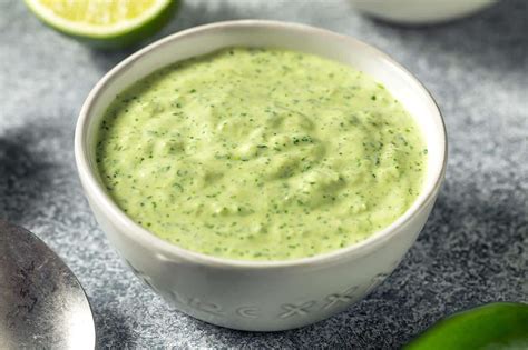 Foto de una salsa de ají verde con cilantro en un cuenco