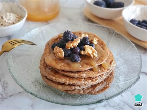 Foto de tortitas americanas sin gluten apiladas con sirope y frutas