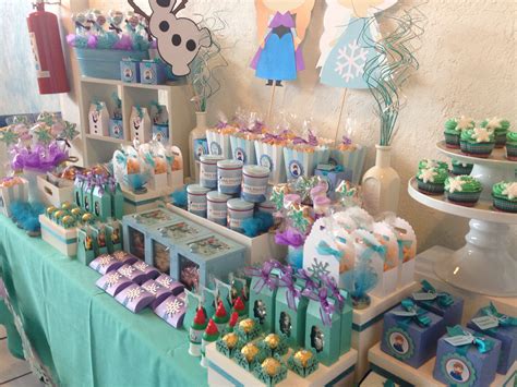 Mesa de postres temática de Frozen con cupcakes y otros dulces