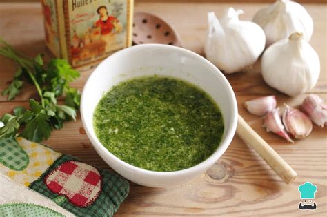 Ingredientes frescos para salsa de erizo de mar: pasta, erizos, ajo, cebolla, aceite, perejil