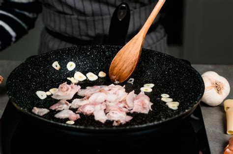 Salsa de erizo de mar con cebolla y ajo en una sartén