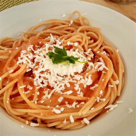 Plato final de espaguetis con salsa de erizo de mar decorado con perejil