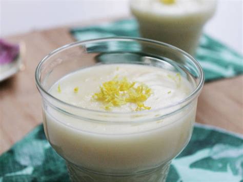 Foto de postre de maicena servido en una taza clásica con una cuchara