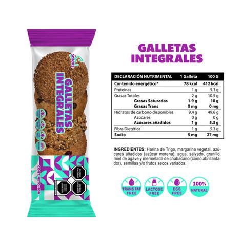 Imagen de una bandeja de galletas integrales veganas recién horneadas sobre papel vegetal