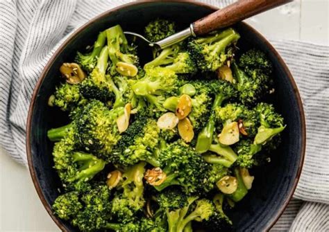 brócoli salteándose en una sartén