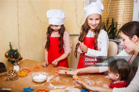 Foto: Niños preparando galletas en la cocina