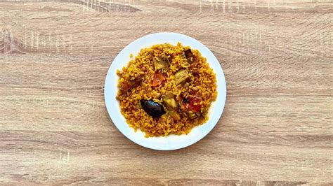 Plato de arroz negro cocido con vegetales y especias