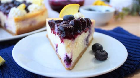 Foto profesional de un cheesecake de arándanos sin horno con una textura cremosa y un corte limpio en un plato elegante.