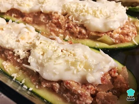 Plato de zapallitos rellenos con carne y salsa blanca recién salidos del horno