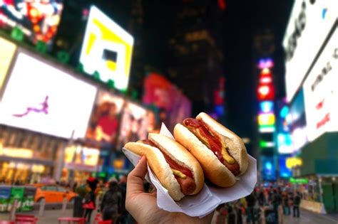 Ilustración de un carrito de hot dogs callejero en Nueva York, evocando su popularidad como comida callejera estadounidense.