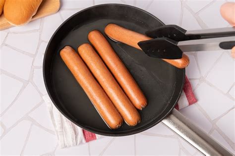 Primer plano de salchichas de hot dog de alta calidad, listas para ser cocinadas.