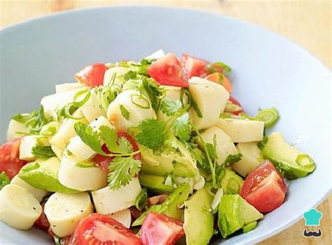 Plato de ensalada con palmitos cortados en rodajas