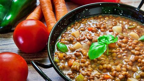 Ingredientes frescos para guiso de lentejas