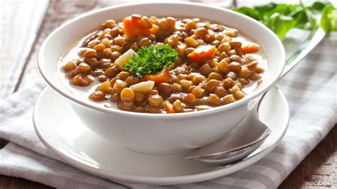 Cazuela de lentejas hirviendo a fuego lento