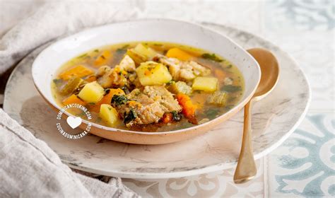 Plato de sopa de hueso dominicana con vegetales y carne
