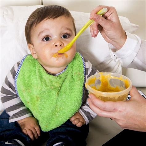 Bebé comiendo papilla de verduras con porotos verdes