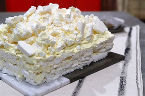 Montaje del Pastel Imperial Ruso con capas de merengue y crema de manteca