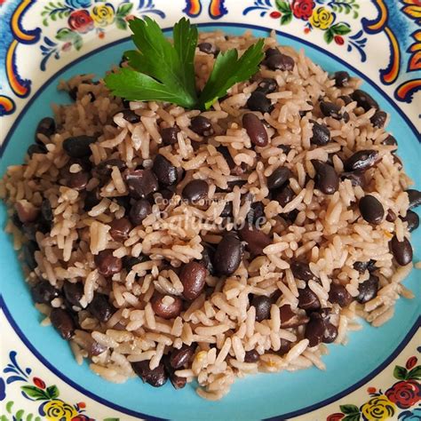 Infografía con los tiempos y porciones de la receta de arroz con frijoles negros.