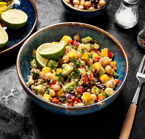 Foto de una ensalada colorida de quinoa con frijoles negros, mango y aguacate.